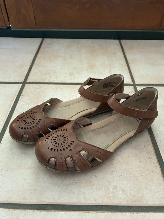 Earth Shoes - Earth Camellia Cahoon Women's Brown Laser-Cut Ankle-Strap Sandals